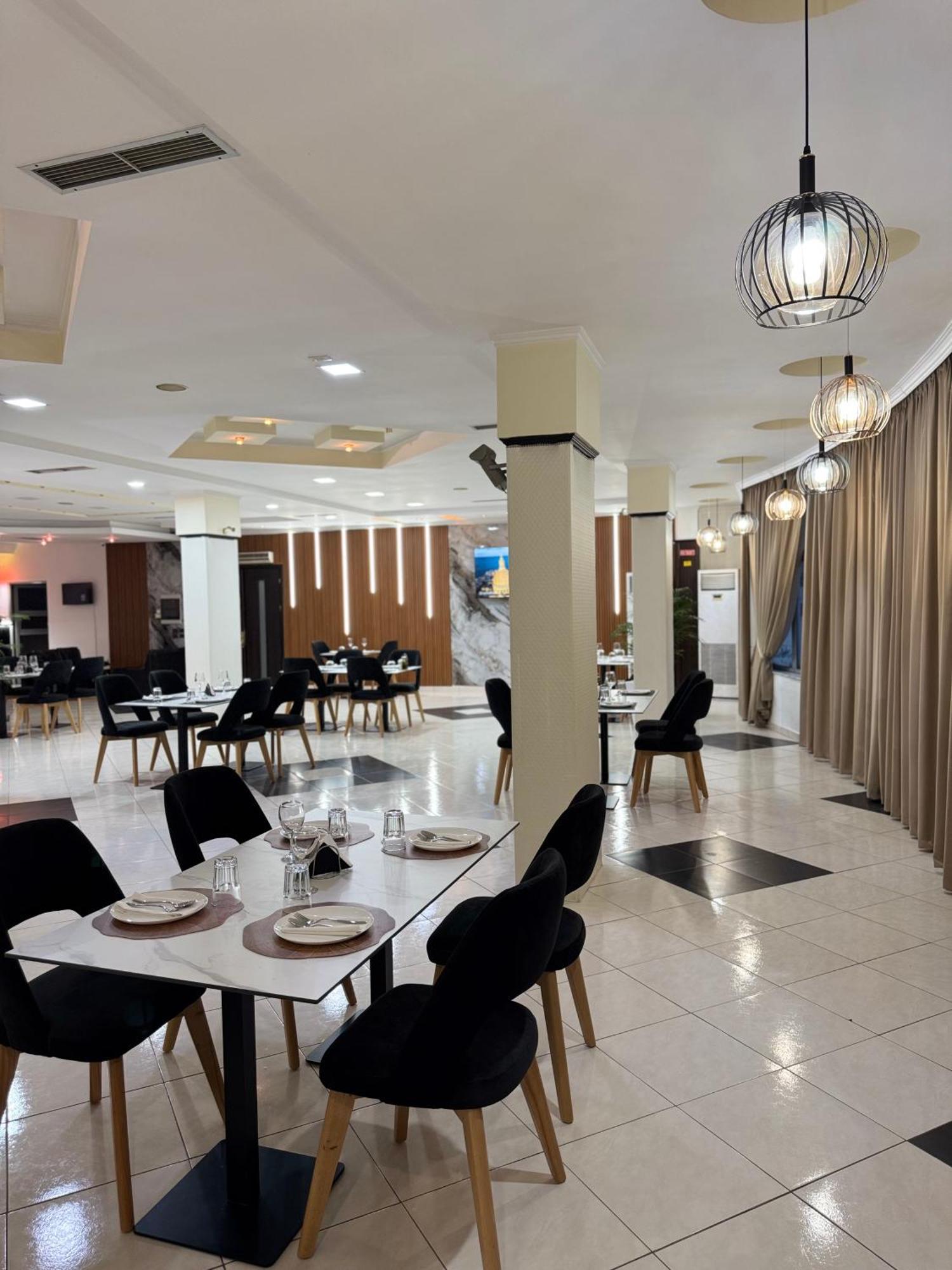Grand Hotel Gjyshi Qerrexhias Buitenkant foto